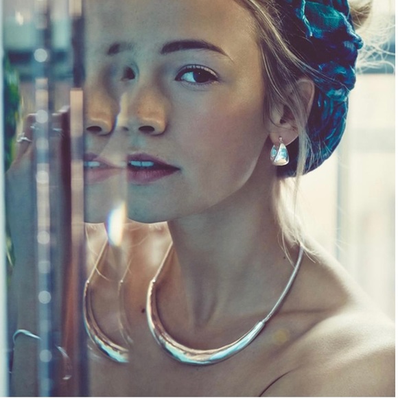 Chloe and Isabel La Lune Sculpted Collar Necklace and Hoop Earrings Set - Picture 8 of 11